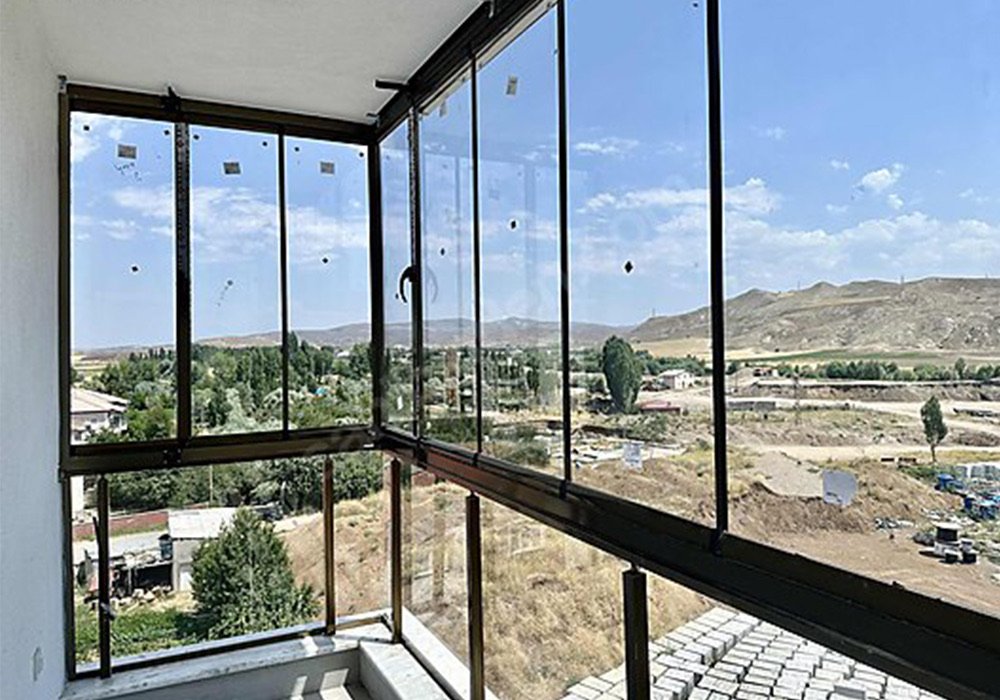 Plise perde ölçüsü alınacak perdesiz cam balkon.